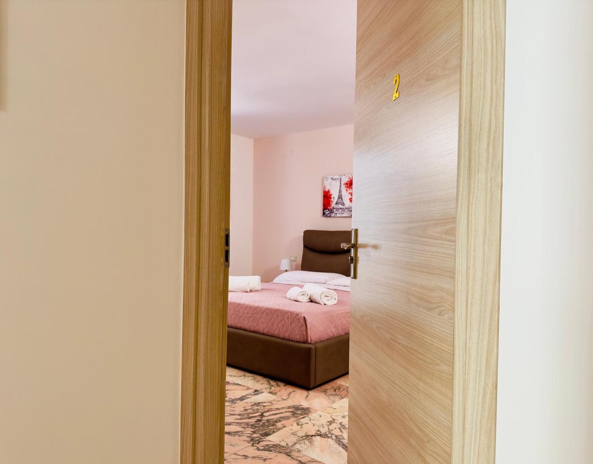 Unique Rooms In Centro Citta Bagno Privato E Climatizzatore Ragusa Exterior photo